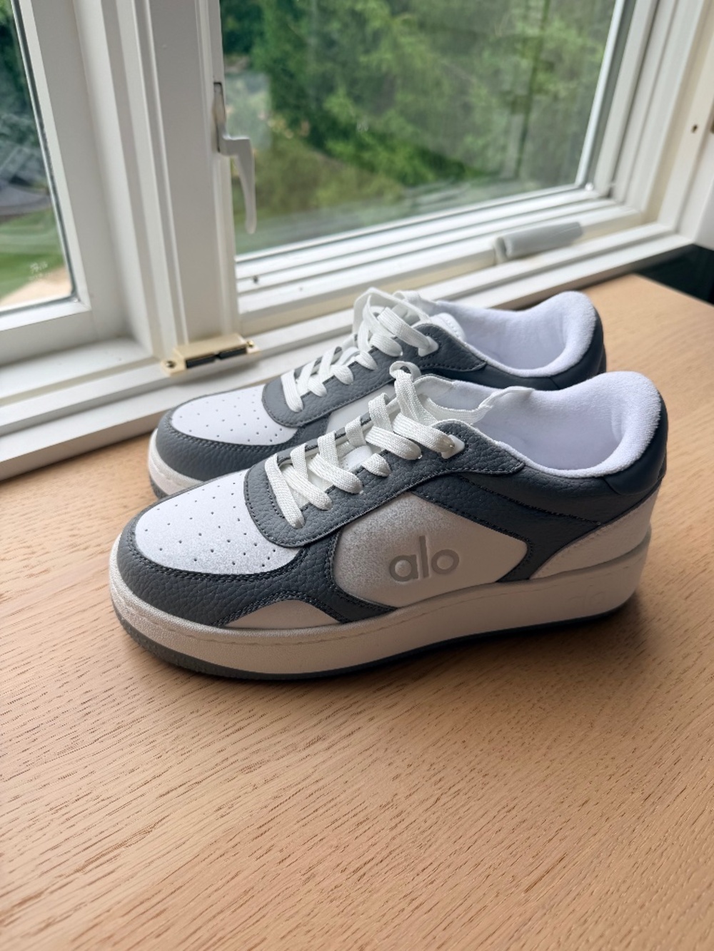 Alo- Recovery Mode Sneakers, grey and white, size: 8 women's, 6.5 mens